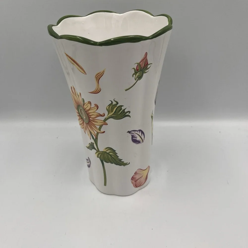 Vintage Tiffany & Co. Tiffany Petals Vase 1998 Classic Luxury Pretty Floral